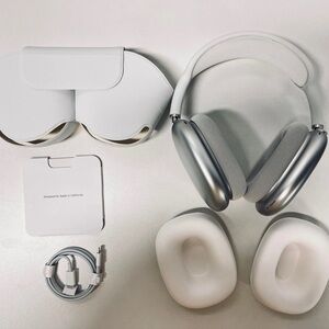 Apple AirPods max Silver Wireless Headphones